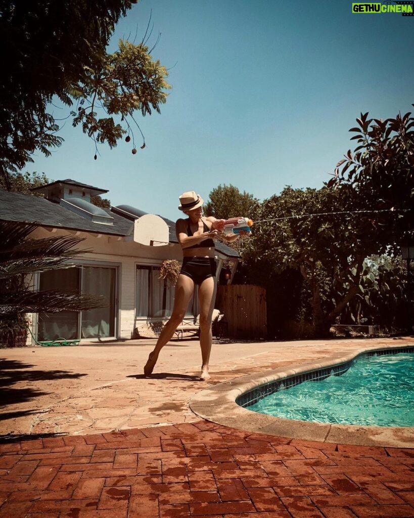 Amanda Righetti Instagram - I ain’t scared a no water fight! 💦 Making the best of these summer days. #sundayfunday
