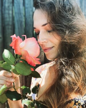 Amanda Righetti Instagram - The garden is in full bloom, and I #cannotgetenough 💐 Happy Easter! 💛