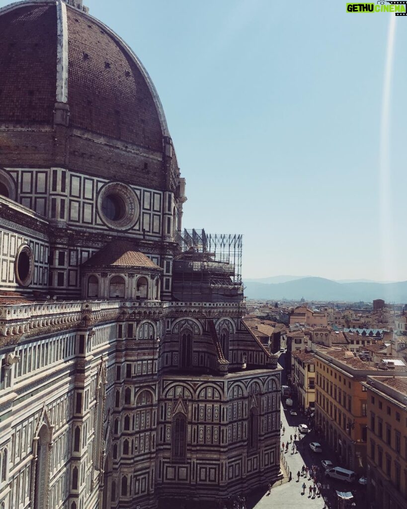 Amanda Zhou Instagram - When the walls talk. #travel_drops #florenceitaly🇮🇹 #europetravel #bringmeback #goosebumbs #duomo⛪️ Florence, Italy