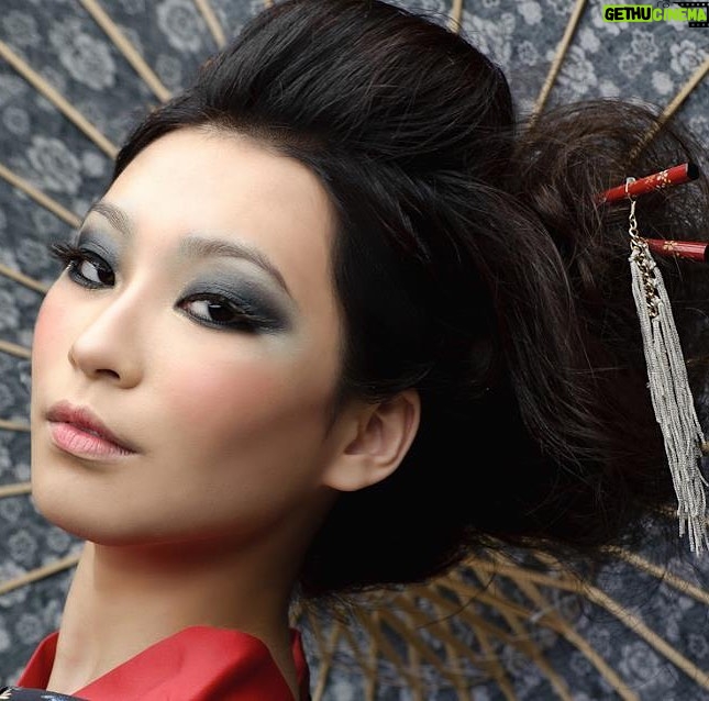 Amanda Zhou Instagram - Happy Lunar Year 🥳 . . . MUA @patricia_makeup_artistry #asian #makeupcatalogue #shuumera #amandazhou #realhair #lunarnewyear #lunarnewyear2020 #asianactress #photography #asianstyle #mulan