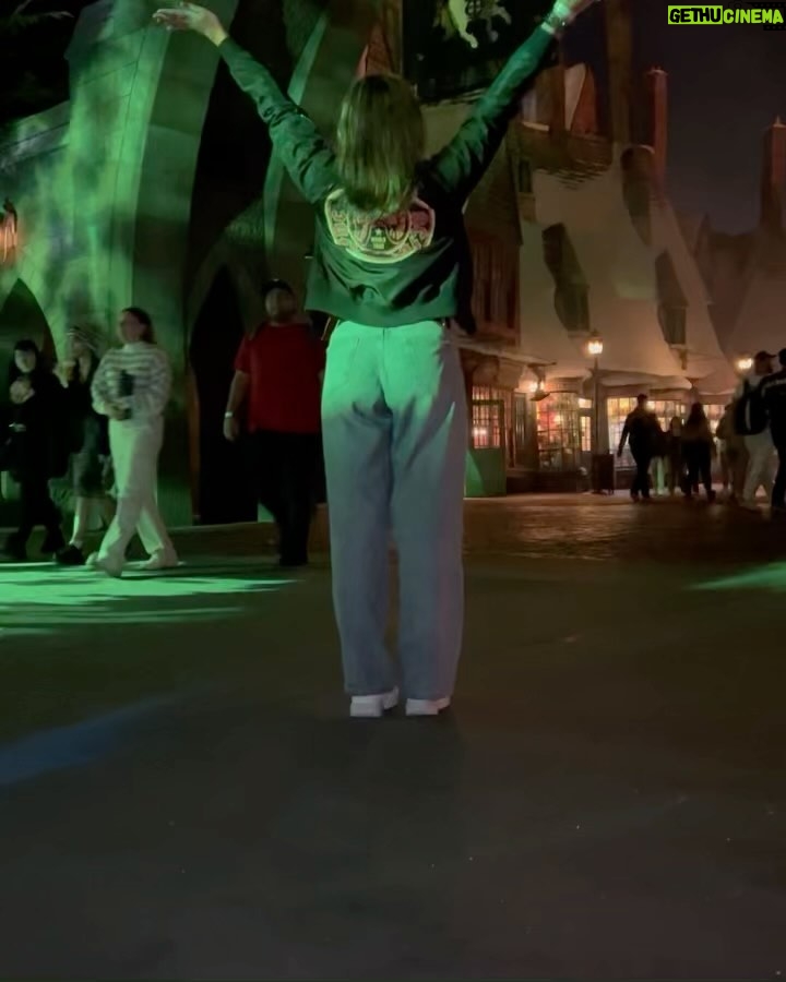 Amber Frank Instagram - Horror nights was sooo incredible… thank you @unistudios for the tickets 🖤 @horrornights