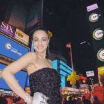 Ameesha Patel Instagram - Madam Ji embracing American flair with a touch of glitz!🇺🇸✨ @ameeshapatel9 #ZEE5GlobalAddOns #ZEE5Global #Desitainment #USA #SouthAsians #AmeeshaPatel #Gadar2