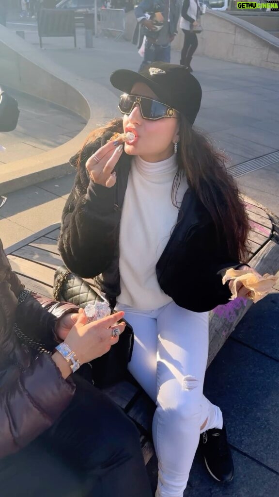 Ameesha Patel Instagram - New York— doing the New York things with my bestie @shabspatel100 — bagels n walking the streets — tall buildings and winter sunshine 🌞