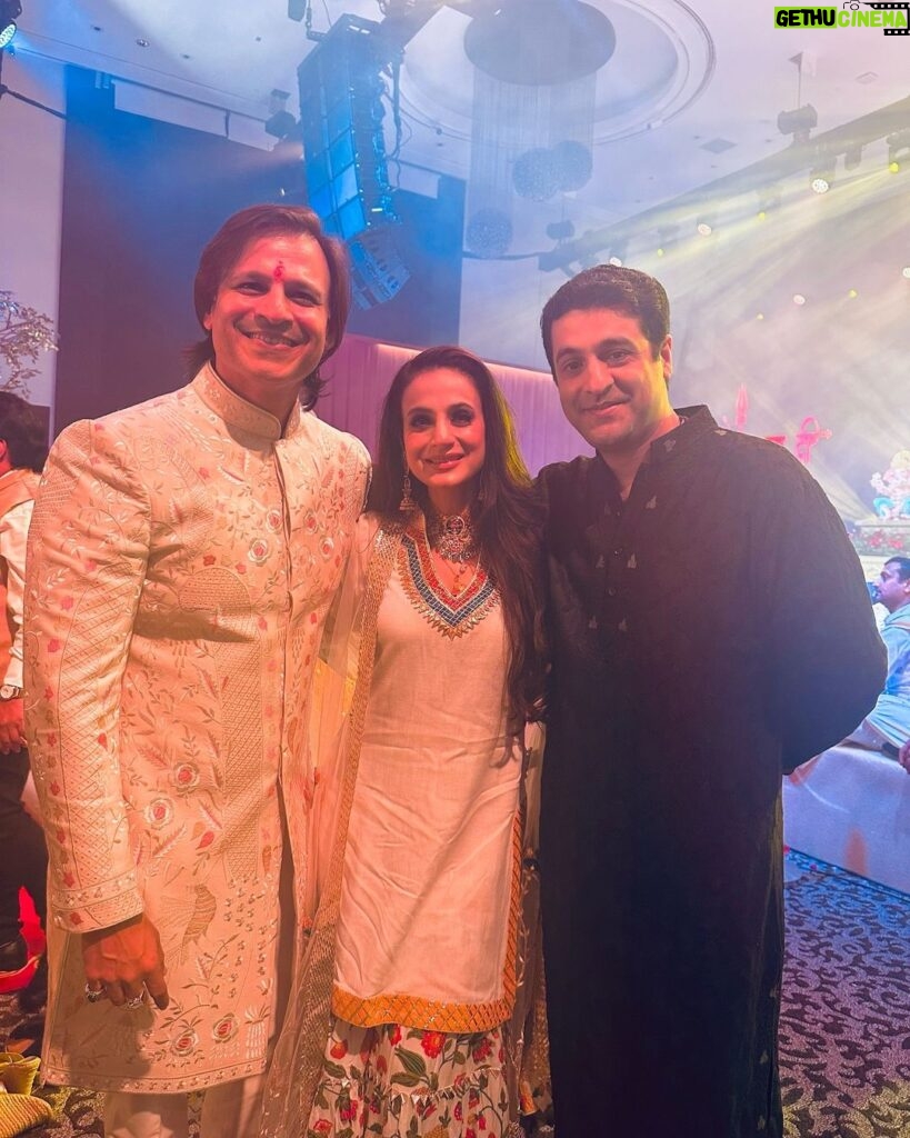 Ameesha Patel Instagram - DUBAI —- About Last night — lovely evening — thank u @vivekoberoi !! @kuunalgoomer 💖💖💖💖
