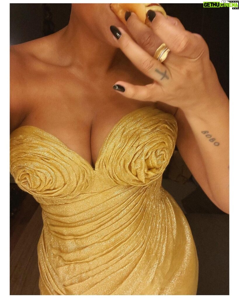 Amie Bramme Sey Instagram - Tack @emeliejanrell för att du skapade denna otroliga klänning! Vem vill inte ha gyllne rosor (kanelbullar?) som bröst?! 💕 🌹