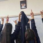 Amie Bramme Sey Instagram – Unga flickor som kippar efter luft, som kollapsar på skolgården. Flickor som ligger orörliga i sjukhussängar. På Instagram ser jag bild efter bild från Iran. I tidningen läser jag om en våg av misstänkta giftattacker mot flickskolor. Det första kända fallet rapporterades på en skola den 30 november förra året. Sedan dess har ytterligare hundratals skolor påverkats. Under senaste veckan har antalet fall skjutit i höjden. 

Internationell kvinnodagen. En dag för att uppmärksamma kampen för kvinnors rätt till sina egna liv, världen över. Det börjar där. Hos flickorna. Våra yngsta och mest utsatta offer. Snippdebatten i Sverige. Abortdebatten i USA. Sexuellt våld som vapen i Tigray där kriget fortsätter rasa fram i total medieskugga. Femicid. Ordet betyder att en person blir mördad för att hon är kvinna. Hur många kvinnor kommer falla offer i år? 
Och flickorna som kippar efter luft i Iran. 

Allt detta pågår parallellt världen över. Kvinnohatet djupt cementerat i våra rättssystem och i våra kulturer. I alla länder, hur olika dessa platser än må vara, återfinns alltid denna struktur. Kvinnohatet kommer i olika uttrycksformer men växer och frodas ur samma jord. 

Det är upp till dig och mig att fortsätta kräva förändring. Vi som rör oss fritt (nåja). Som har tid och råd. Det är upp till oss att förstå systemet och hur vi förändrar det. Det handlar om att skydda flickor från mäns händer på deras kroppar, uppmärksamma och ta ställning mot krig där män systematiskt våldtar kvinnor och barn som krigsföring. Aldrig sluta prata om våldet som konstant pågår i våra svenska hem, det som män utsätter kvinnor och deras barn för. 

Internationella kvinnodagen handlar om precis det här. Skolflickor som kollapsar på skolgården, som ligger i sjukhussängar med andningssvårigheter. Internationella kvinnodagen handlar om att att blåsa tillbaka luften i de unga flickornas lungor.