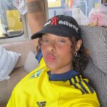 Amie Bramme Sey Instagram - En sommar i fotbollströja, med maneter i händerna och tusen till runt fötterna. Lät Isak vinna över mig på 21an (för husefriden). Enda trista var nog att jag aldrig satte den där bollen men annars - Gotland ILY 💘