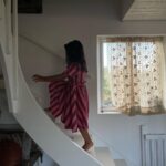 Amie Bramme Sey Instagram - En sommar i fotbollströja, med maneter i händerna och tusen till runt fötterna. Lät Isak vinna över mig på 21an (för husefriden). Enda trista var nog att jag aldrig satte den där bollen men annars - Gotland ILY 💘