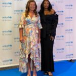 Amie Bramme Sey Instagram – En kväll för alla barn ❤️ Barn runt om i världen har faktiskt inte haft det så här illa ställt sen andra världskriget. Sen UNICEF startade har man fört data över barns mående. Det handlar om tillgång till mat, vatten, vaccin, skolgång, sjukvård. Kurvor som brukar gå uppåt, visa att det blir bättre. Men nu ser det inte ut så länge. Kurvan pekar åt fel håll. Klimatförändringar, pandemi och krig drabbar redan utsatta barn särskilt hårt. Naturkatastrofer är såklart också en faktor. UNICEF jobbar för att mänskliga rättigheter ska bli alla barns verklighet. Som världsförälder kan man vara med och bidra. Jag vet att det inte är möjligt för alla att bidra rent ekonomiskt. Då kan man bidra på andra sätt. Men jag vet också att väldigt många av oss har möjlighet att avvara den där hundralappen. Hundra kronor i månaden som gör så otroligt stor skillnad! Tack till alla er som blev världsföräldrar under gårdagens sändning! Det går såklart att joina idag också.
Tack @unicefsverige och @tv4 för uppdraget att programleda En kväll för alla barn ❤️