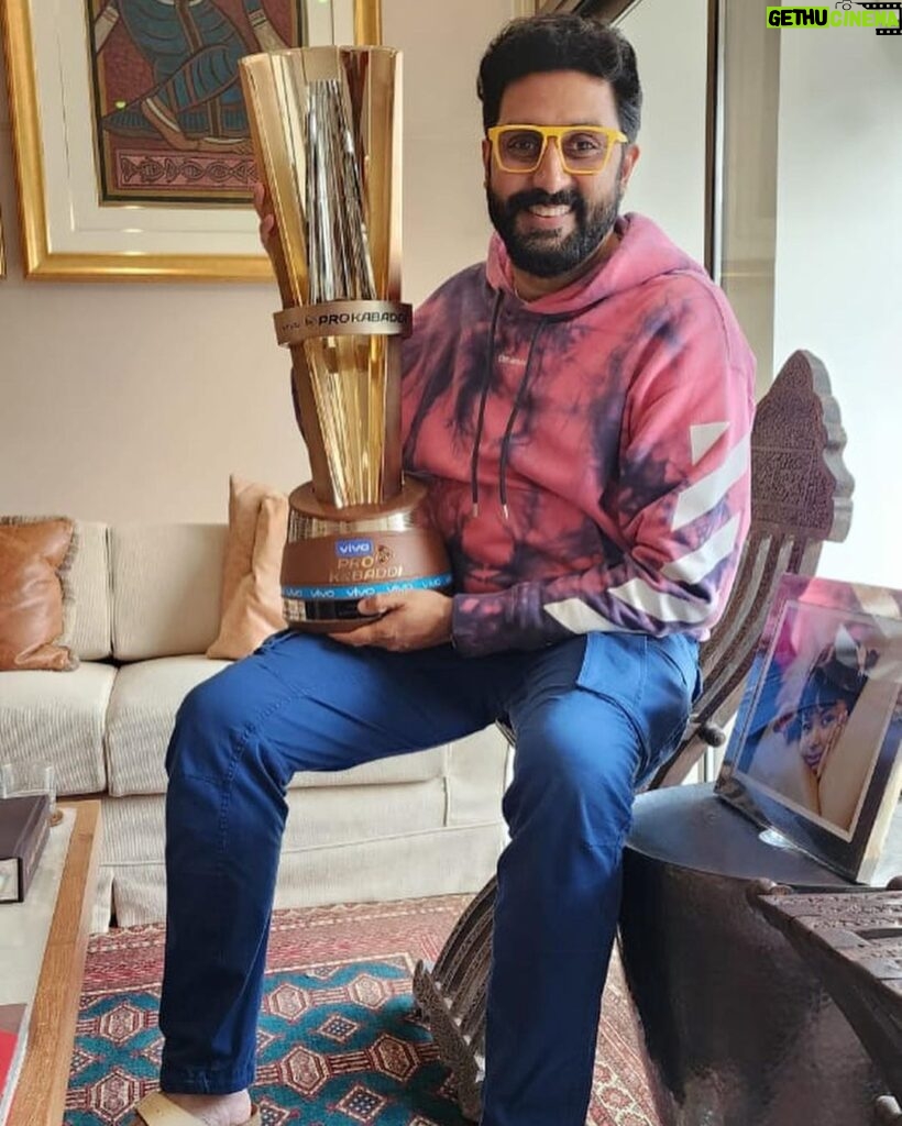 Amitabh Bachchan Instagram - YEEEAAAAHHHHHHH .. Abhishek ! my pride FilmFare Best Actor - 'DASVI' .. Jaipur Pink Panthers , which you own, wins Championship League in Kabaddi .. And .. now JPP wins the Virat Kohli Foundation Sports Honours trophy versus other league teams of Football and Cricket ! 👏💪 2022-2023 WHTCTW !!! 💪 💪 💪