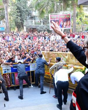 Amitabh Bachchan Instagram - … this love .. every Sunday from the year 1982 .. !! my folded hands and bended knees !! 🙏🏻🙏🏻🙏🏻 ये प्यार , हर इतवार .. आभार आभार आभार .. परम आभार 🙏🏻🙏🏻🙏🏻❤️❤️