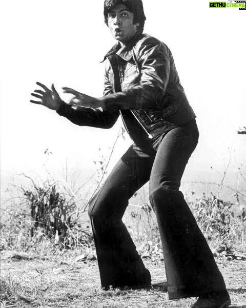 Amitabh Bachchan - 459.7K Likes - 43 years of 2+2 = 5 ; Do aur Do Panch .. what fun this film was .. bell bottoms and all !!! …. Err the bell bottoms were very inviting those days .. went to see a film in a theatre, and a rat climbed into my pants .. thanks to the bell bottom 🤣🤣🤣