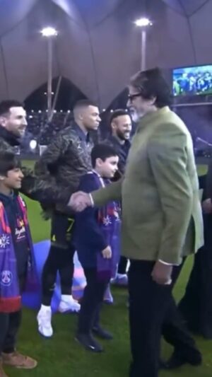 Amitabh Bachchan Instagram - "An evening in Riyadh .. " what an evening .. Cristiano Ronaldo, Lionel Messi, Mbape, Neymar all playing together .. and yours truly invited guest to inaugurate the game .. PSG vs Riyadh Seasons .. Incredible !!!

#football #Ronaldo #Messi #AlNassr #SaudiArabia @thebushramahdi @rredfilms #Turkialalshikh