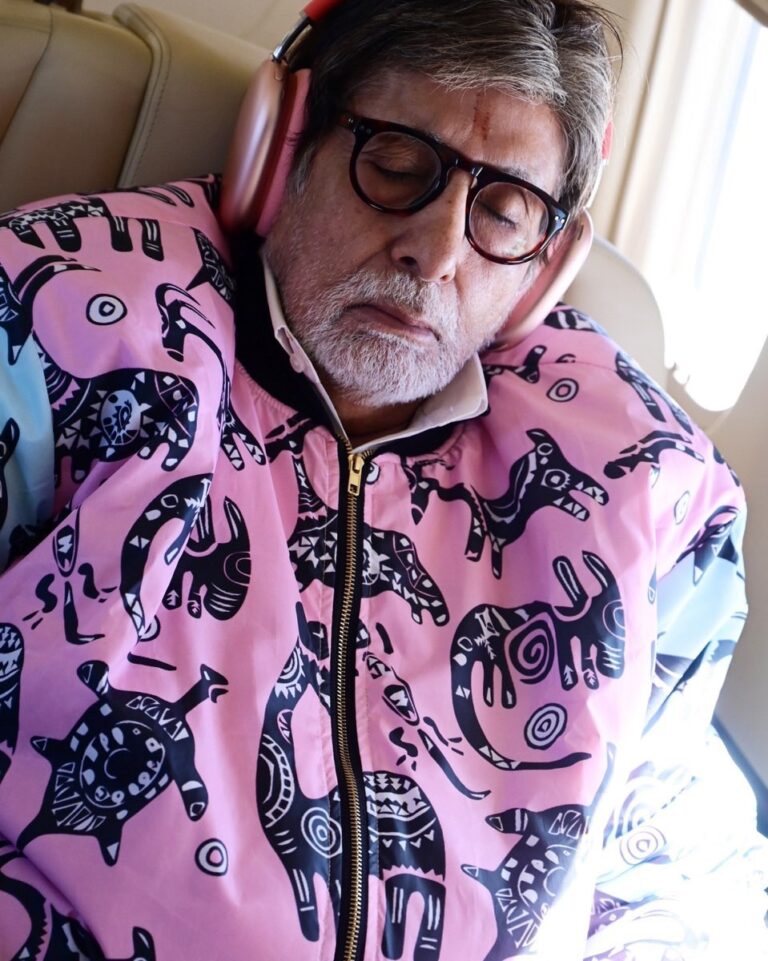 Amitabh Bachchan Instagram - सुकून। !! … music .. the sound of fulfilment .. of attached and detached memories .. of the peace and calm .. and the association with loved ones .. 🌹