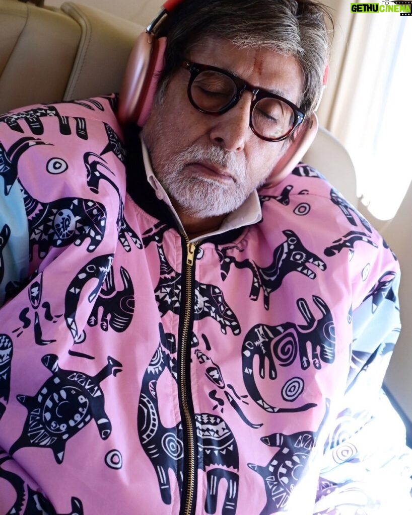 Amitabh Bachchan Instagram - सुकून। !! … music .. the sound of fulfilment .. of attached and detached memories .. of the peace and calm .. and the association with loved ones .. 🌹