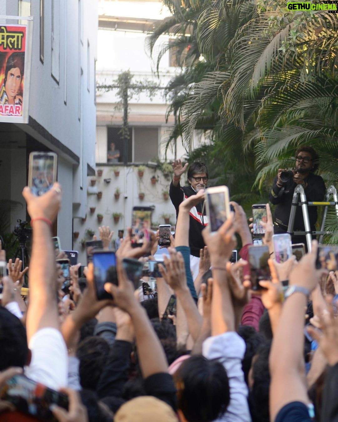 Amitabh Bachchan - 624.1K Likes - … this love .. every Sunday from the year 1982 .. !! my folded hands and bended knees !! 🙏🏻🙏🏻🙏🏻 ये प्यार , हर इतवार .. आभार आभार आभार .. परम आभार 🙏🏻🙏🏻🙏🏻❤️❤️