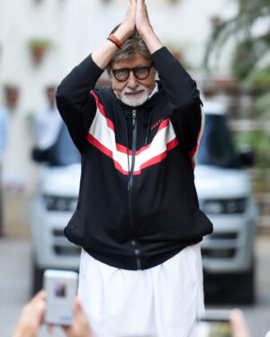 Amitabh Bachchan Instagram - … this love .. every Sunday from the year 1982 .. !! my folded hands and bended knees !! 🙏🏻🙏🏻🙏🏻 ये प्यार , हर इतवार .. आभार आभार आभार .. परम आभार 🙏🏻🙏🏻🙏🏻❤️❤️