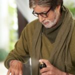 Amitabh Bachchan Instagram - आया त्योहार का मौसम, फैली खुशियों की खुशबू। कामना करता हूं आपकी दिवाली भी हो सकारात्मकता और खुशबू से भरी। शुभ दीपावली! 🙏🏼 Legend 1942 is a collaboration / Partnership venture @anuradhasansar #legend1942 #paidpartners
