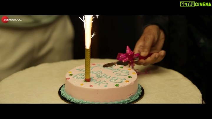 Amitabh Bachchan - 408.2K Likes - तैयार होजाइये हमारी #Goodbye family की तरह गुनगुनाने के लिए यह नया गाना #HappyBirthday ❤️ Stay tuned, song out tomorrow!
देखिये #Goodbye आपके नज़दीकी सिनेमाघरों में 11th October को सिर्फ ₹80/- में ✨
Book your tickets: https://bit.ly/Goodbye-BMS
@rashmika_mandanna @neena_gupta @pavailgulati @elliavrram @ashishvidyarthi1 @whosunilgrover @sahilmehta4 @abhishekhkhan_ #VikasBahl @balajimotionpictures #GoodCo #SaraswatiEntertainment @ektarkapoor @shobha9168 @virajsawant @bhavinisheth @itsamittrivedi @swanandkirkire @abhijeetmusic @zeestudiosofficial @zeemusiccompany @penmarudhar @f.a.a.r.a @ruchikaakapoor