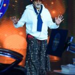 Amitabh Bachchan Instagram – पहन्ने को दे दिया पजामा, लगा साड़ी को फाड़ा ,
आगे छोटी जेब दे दी, औ’ पीछे लगा है नाड़ा !