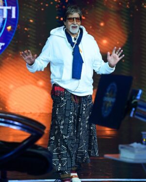 Amitabh Bachchan Instagram - पहन्ने को दे दिया पजामा, लगा साड़ी को फाड़ा ,
आगे छोटी जेब दे दी, औ’ पीछे लगा है नाड़ा !