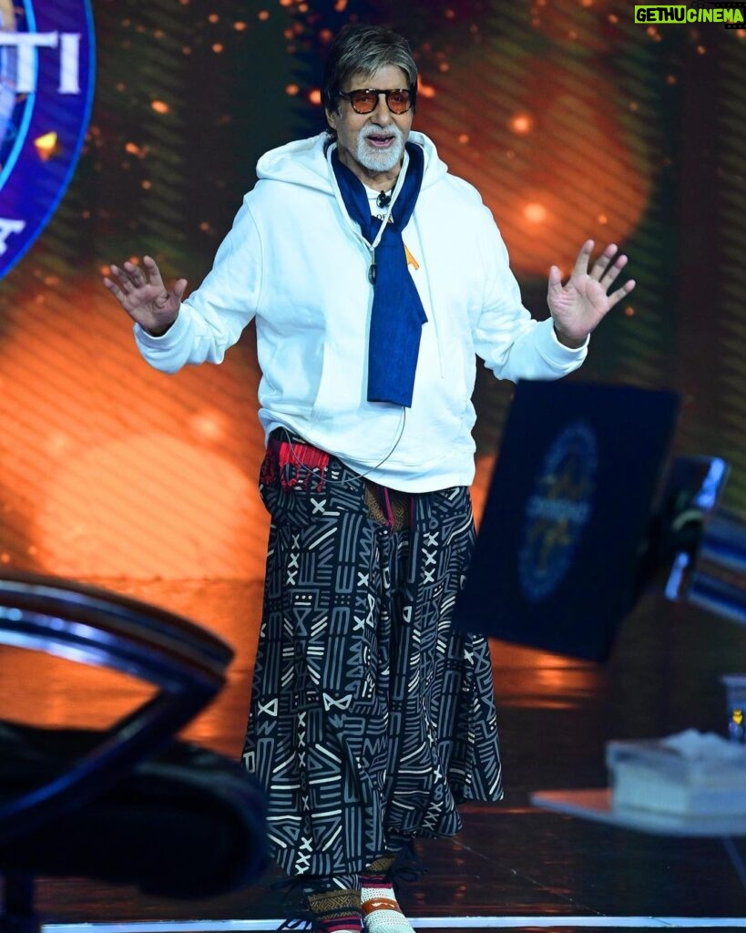 Amitabh Bachchan Instagram - पहन्ने को दे दिया पजामा, लगा साड़ी को फाड़ा , आगे छोटी जेब दे दी, औ’ पीछे लगा है नाड़ा !