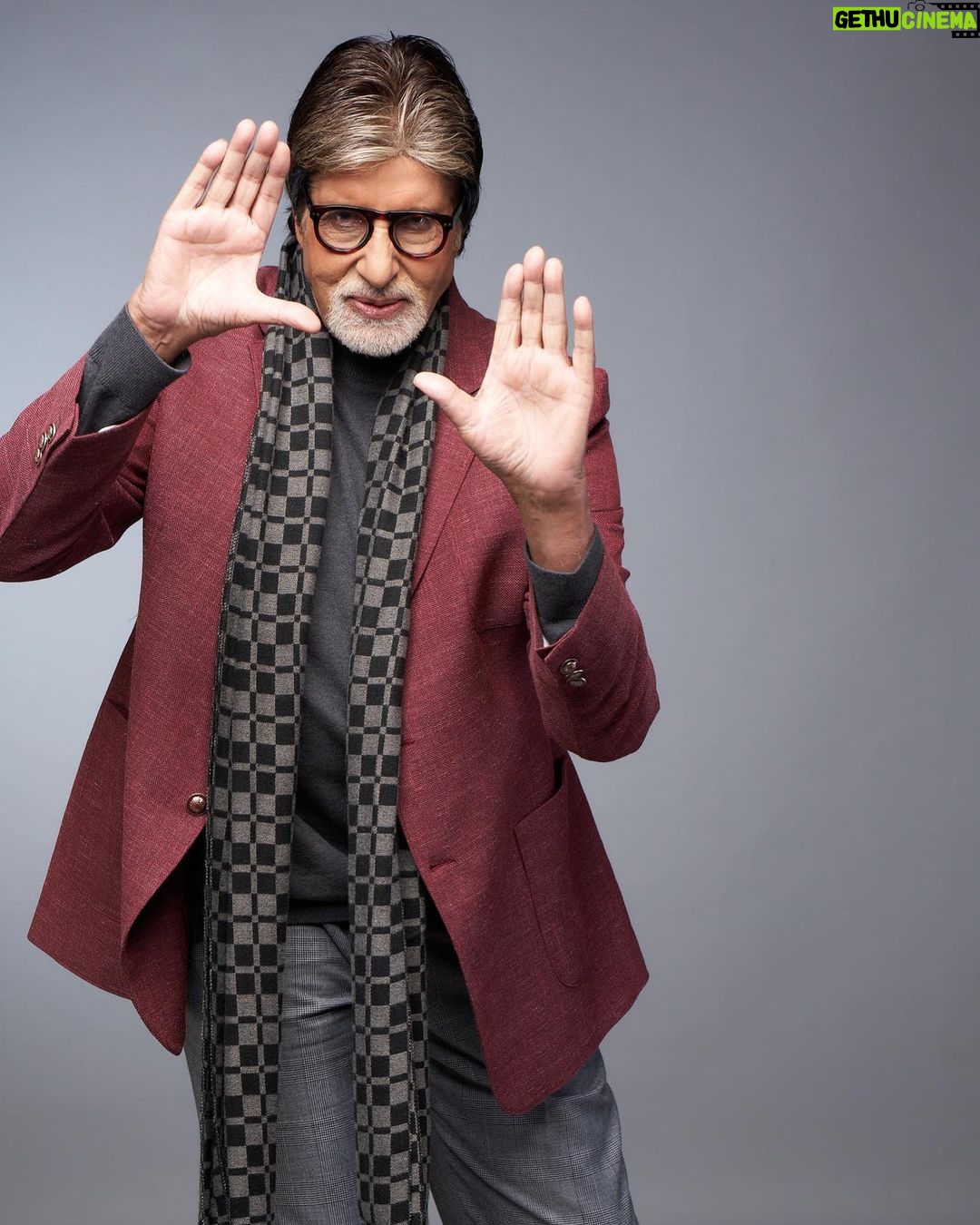 Amitabh Bachchan Instagram - … a question : does this 🙌🙌emoji depict film framing as in my Insta pic .. or prayers, hailing, excitement … or what ? I thought it was film frame .. like good enough to be framed on film 🥺
