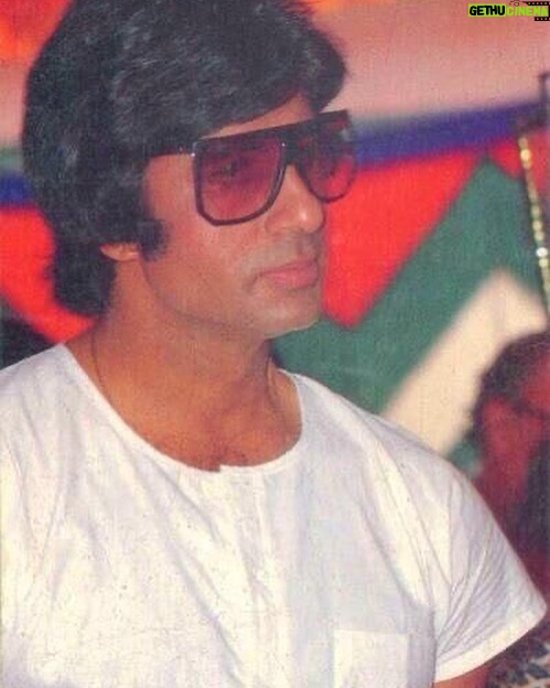 Amitabh Bachchan Instagram - β¦ fashions repeat .. glares of the 70β .. perhaps at the Mahurat of Trishul or Man ji film .. and I see todayβs stars wearing similar .. ππ»ππ»π