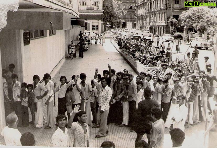 Amitabh Bachchan Instagram - Advance booking of my film DON .. ! And they said .. THEY .. that the queues were a mile long 🥺 .. .. released in 1978 .. 44 years !! 🥺 AND these also released same year : DON, Kasme Vaade, Trishul, Muqaddar Ka Sikandar, Ganga Ki Saugandh .. 5 Blockbusters in one year !! 🥺 .. some of them ran more than 50 weeks .. Kya din the wo bhi !!