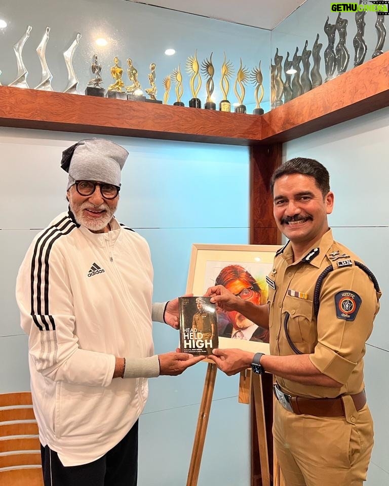Amitabh Bachchan - 319.4K Likes - - An Officer and a Gentleman .. but .. When duty calls a fierce policeman to fight and defend the City .. 26/11 ..
'Head Held High' by Vishwas Nangre Patil ..
Keeping moto of the Police alive & pertinent !
"Sadrakṣaṇāya Khalanigrahaṇāya" सद्रक्षणाय खलनिग्रहणाय, "To protect Good and to destroy Evil"