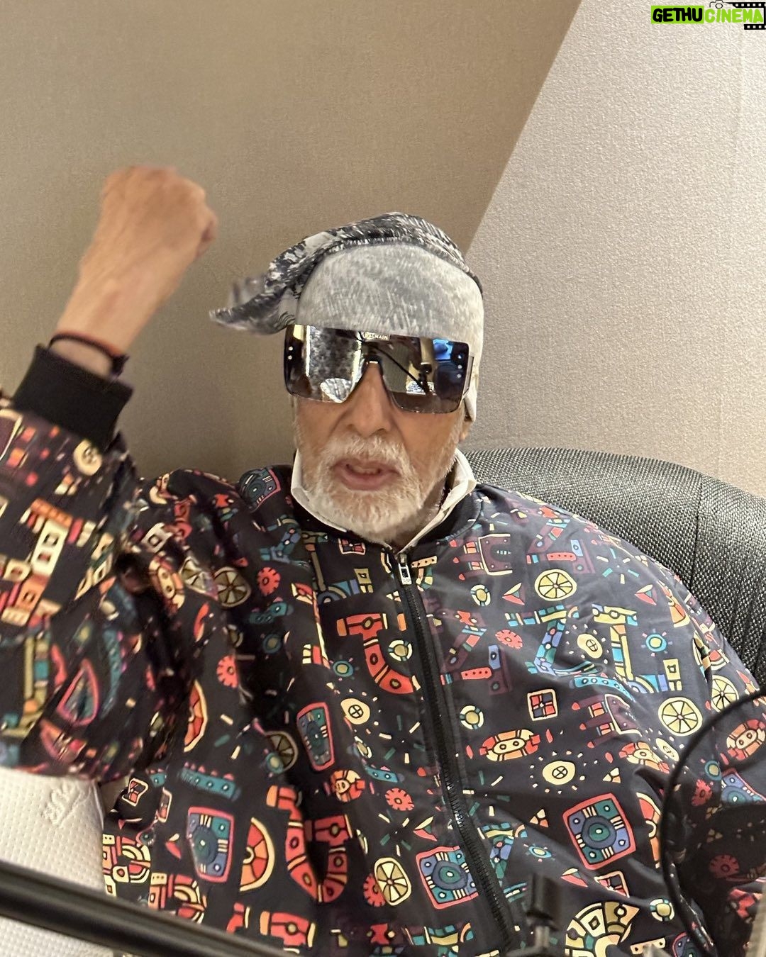 Amitabh Bachchan - 412.6K Likes - 🎵🎵🎵 गाना बजाना, ये तो सब ने है जाना ;
इससे बेहतर कुछ नहीं , ये हमरा है फँसाना