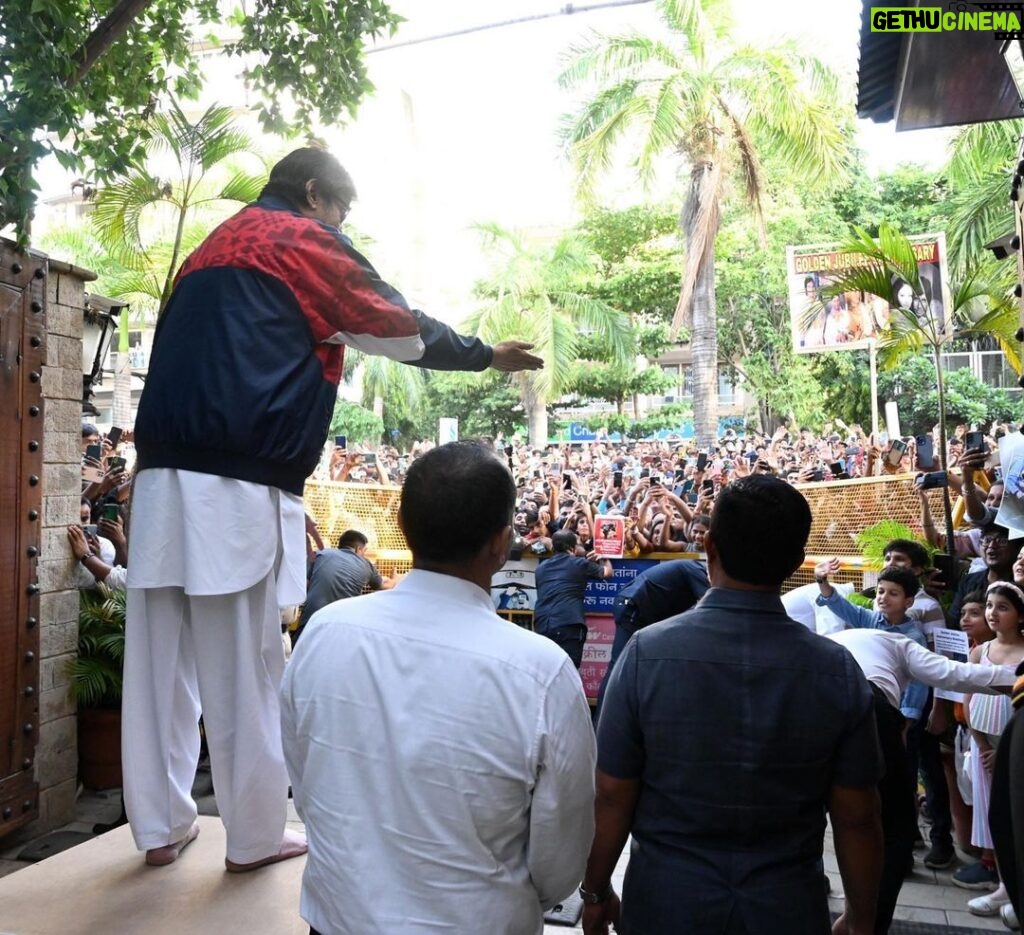 Amitabh Bachchan Instagram - … they ask me somewhat contentiously .. ‘who goes out to meet fans bare feet’ ? I tell them : ‘I do .. you go to the temple bare feet .. my well wishers on Sunday are my temple’ !! ‘You got a problem with that !!!’