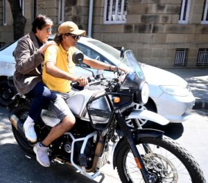 Amitabh Bachchan Instagram - Thank you for the ride buddy .. don’t know you .. but you obliged and got me on time to location of work .. faster and in avoidance of the unsolvable traffic jams .. thank you capped , shorts and yellowed T - shirt owner