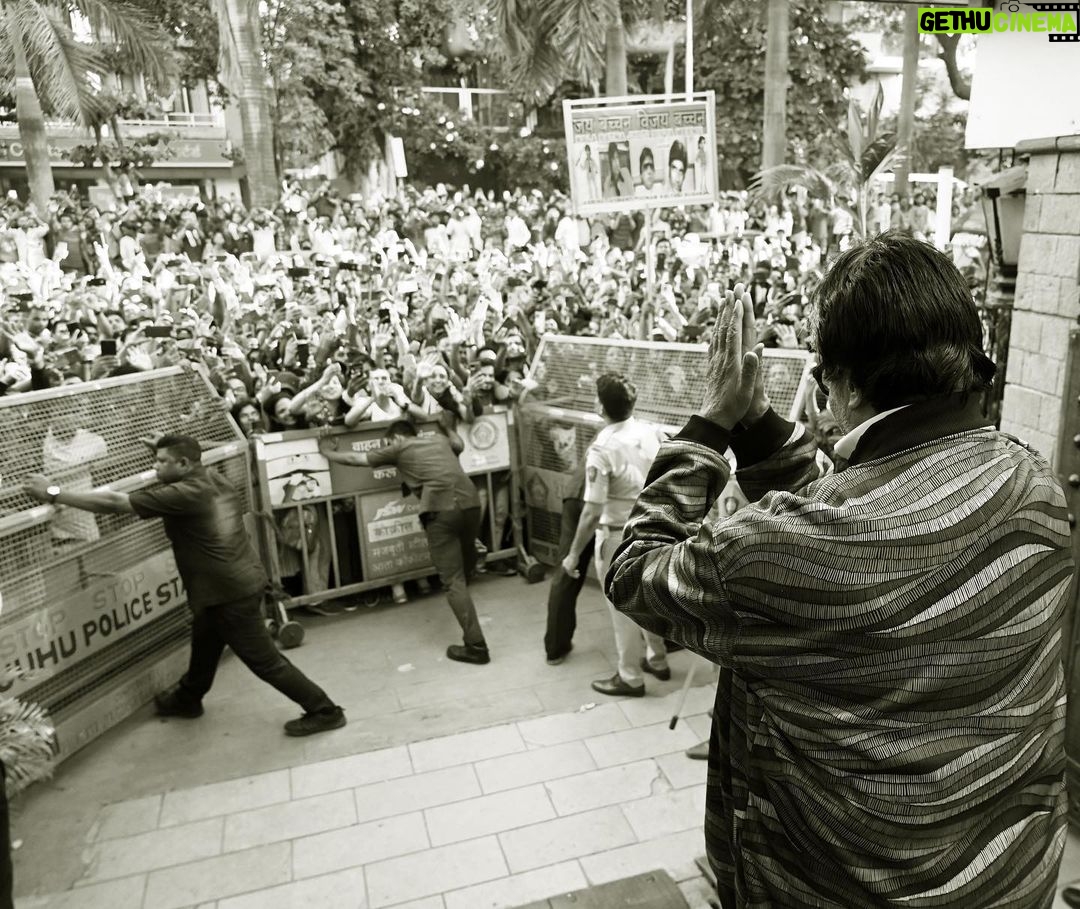 Amitabh Bachchan Instagram - “Sunday by the Gates “.. from 1982 , each Sunday without fail .. the love the affection and .. my emotion .. my gratitude dear ones for giving me reason ..
