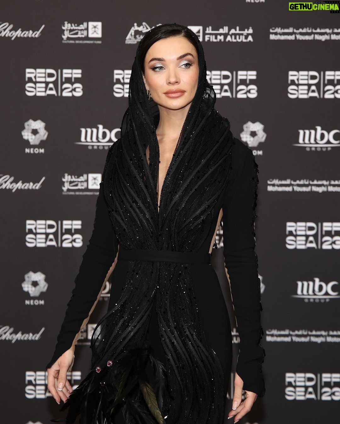 Amy Jackson Instagram - What an honour to be here in Jeddah for the third edition of the @RedSeaFilm Festival Opening Ceremony. #RedSeaFilmFestival is showcasing 130 films from 77 countries in over 47 languages over the next 10 days - a huge platform to the cinematic world. Congratulations @moalturki and the whole of #RSFF for such a momentous occasion and for all you do for young, ambitious filmmakers throughout the Middle East and worldwide ๐๐ผโค๏ธ Lots of love to @timaabid.sa for dressing me in one of your incredible designs for the Red carpet โค๏ธโ๐ฅ I had a bit of competition from Ed ๐บ๐ป I see you @joshuakanebespoke ๐ *** my feathers are faux FYI!!!! Hair and Makeup by my ๐ฎ๐นโค๏ธ @roberta_anzaldi_makeup_ @massimoserini.official @cinzia_carletti @esmeraldabrajovic and team ๐ช๐ผ Jeddah, Saudi Arabia