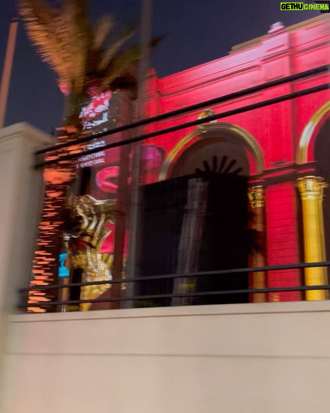 Amy Jackson Instagram - What an honour to be here in Jeddah for the third edition of the @RedSeaFilm Festival Opening Ceremony. #RedSeaFilmFestival is showcasing 130 films from 77 countries in over 47 languages over the next 10 days - a huge platform to the cinematic world. Congratulations @moalturki and the whole of #RSFF for such a momentous occasion and for all you do for young, ambitious filmmakers throughout the Middle East and worldwide ๐๐ผโค๏ธ Lots of love to @timaabid.sa for dressing me in one of your incredible designs for the Red carpet โค๏ธโ๐ฅ I had a bit of competition from Ed ๐บ๐ป I see you @joshuakanebespoke ๐ *** my feathers are faux FYI!!!! Hair and Makeup by my ๐ฎ๐นโค๏ธ @roberta_anzaldi_makeup_ @massimoserini.official @cinzia_carletti @esmeraldabrajovic and team ๐ช๐ผ Jeddah, Saudi Arabia
