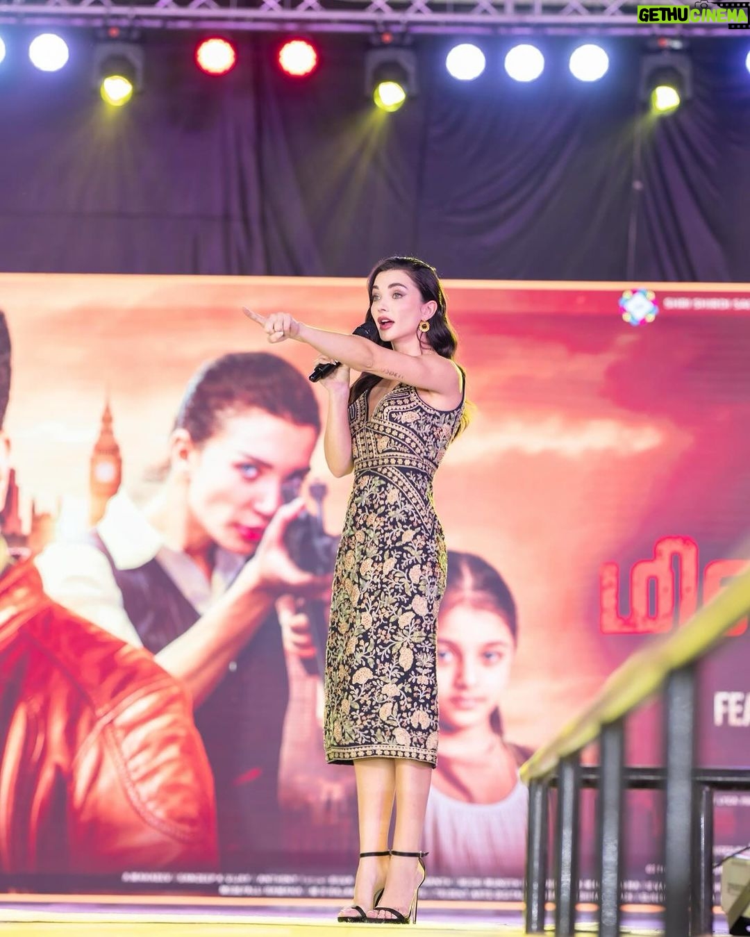 Amy Jackson Instagram - Day 1 of ‘Mission- Chapter One’ promotions - SNS College you were amazing! Thank-you ❤️ Wearing @anitadongre @anitadongre @amrapalijewels Styled by: @ruchi.munoth Makeup & hair: @kin_vanity Photographer: @arunprasath_photography Managed by: @pavithrakumar07 @emzsherwood India