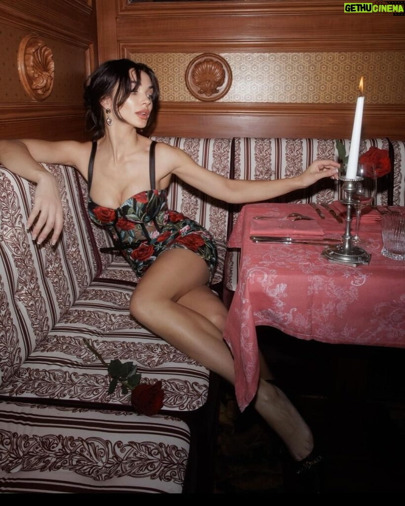Amy Jackson Instagram - A @marciano dinner-for-one never felt so good 💋 #MarcianoMoment #GUESS @rebeccaspencer_photography ❣️to @hugohenn @cafelaperouse.london for the perfect spot. AD#