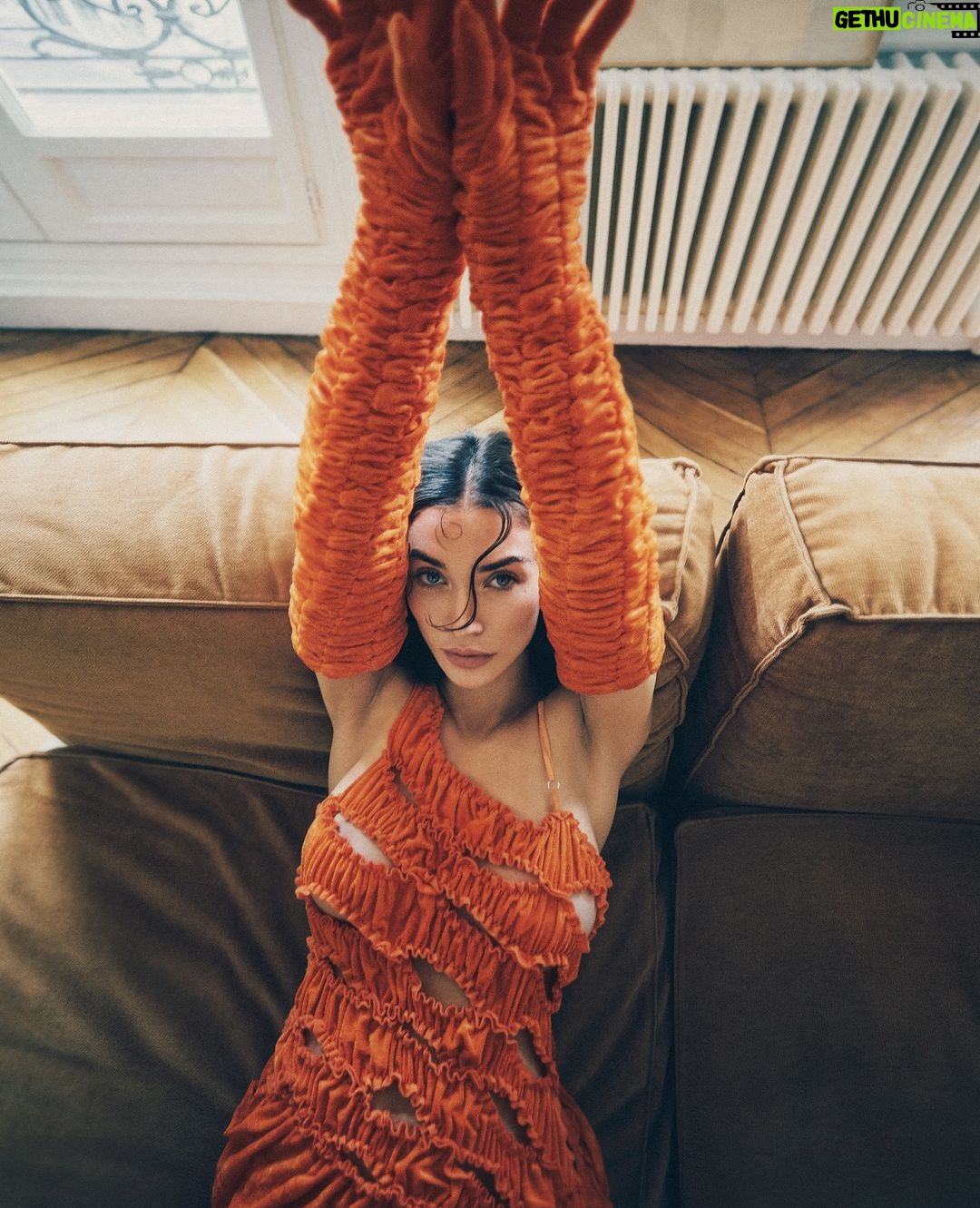 Amy Jackson Instagram - I can feel the Fashion Month Frenzy comin’ A Parisian Affair Production and post production: Julien & Béatrice @onehundredberlin Photographer : @KevinLarreguy Stylist : @leorouault Make up : @alexiamzallag Hair : @Laurie_Deraps Thanks to Juan @juanpr.you ❤️ @emzsherwood @ryma.roy Paris, France