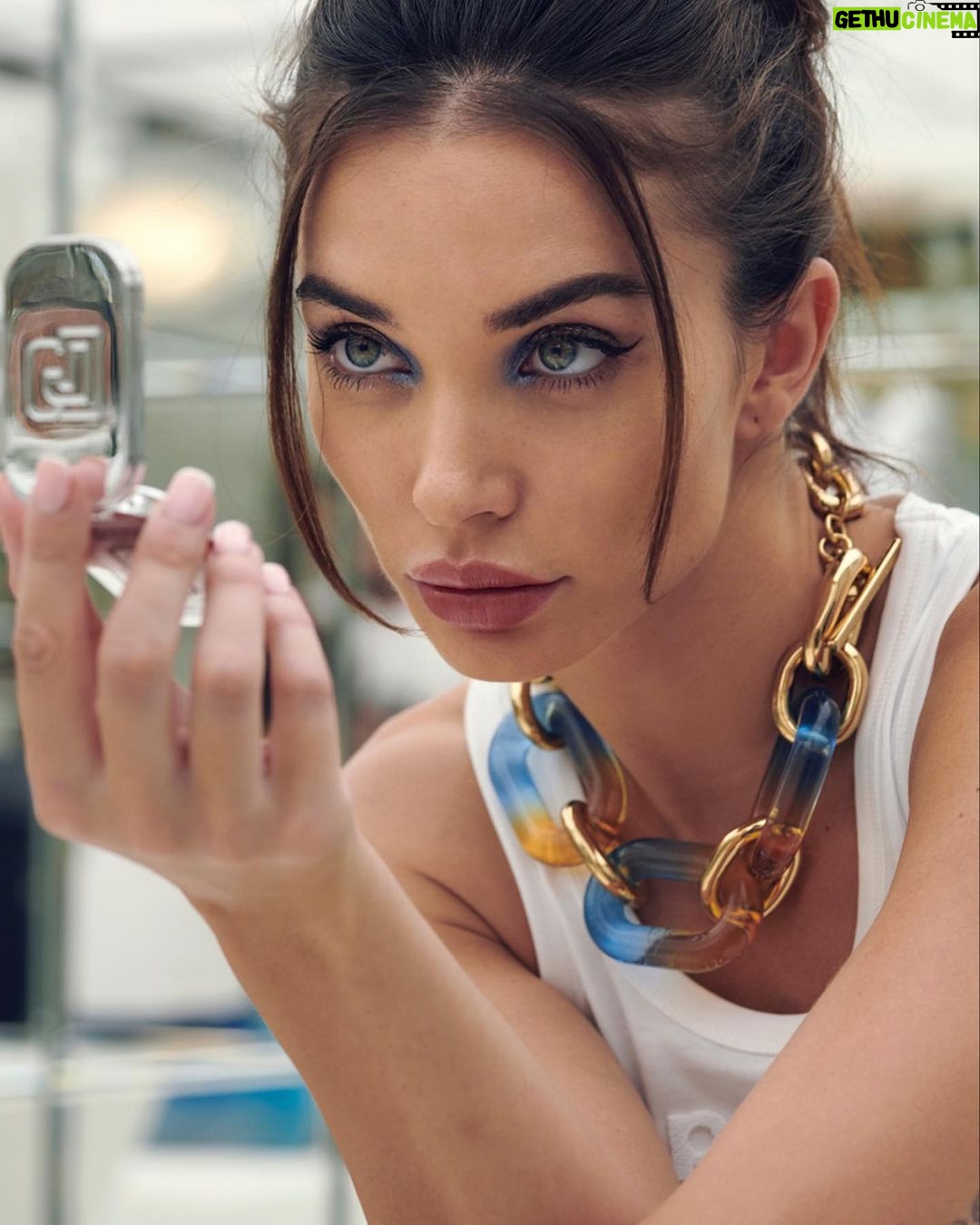 Amy Jackson Instagram - The epitome of Boho Luxe at @rabanne SS24 which translated through to #rabannebeauty - a healthy sunkissed glow with metallic accents 💋 #RabanneMoods Paris, France