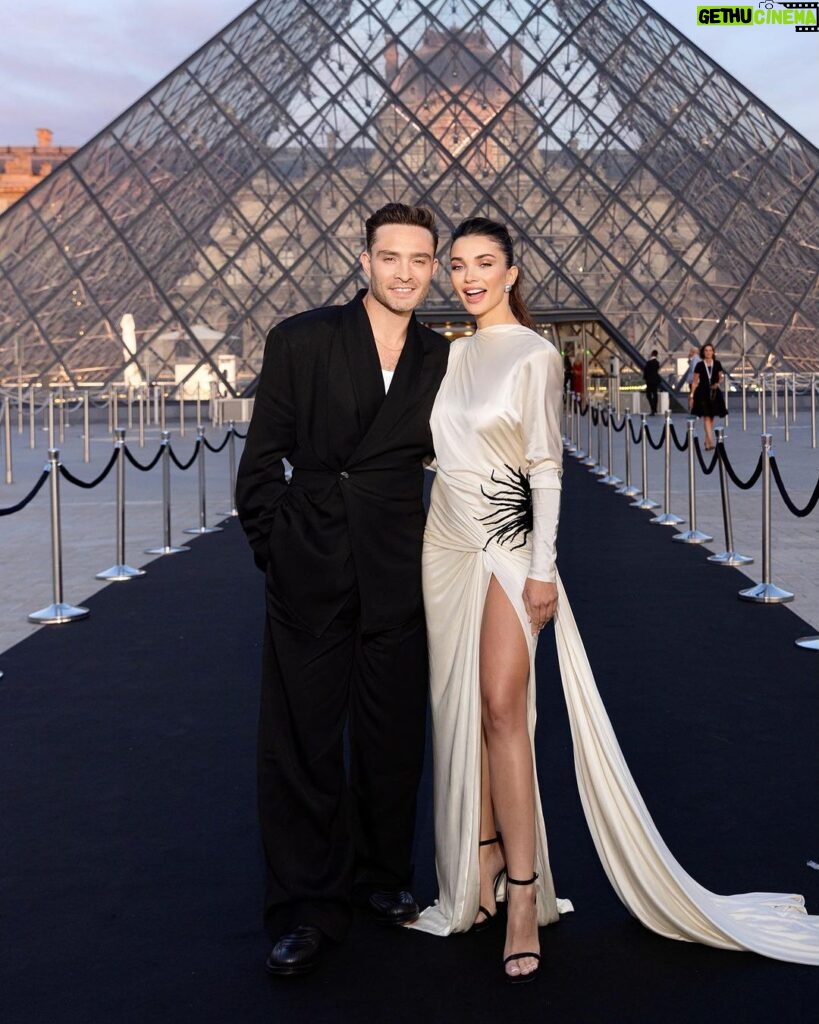 Amy Jackson Instagram - What a way to start Paris Fashion Week - @lancomeofficial in the Louvre 🤍 80s inspired look created by the glam team ‘a dreams ✨ @shaquillerw 🤍 @zuhairmuradofficial @thebradylea giving me that Sharon Stone quiff & @louise_garnier on glass like skin and lashes for days 💁🏻‍♀️ Louvre Museum Paris