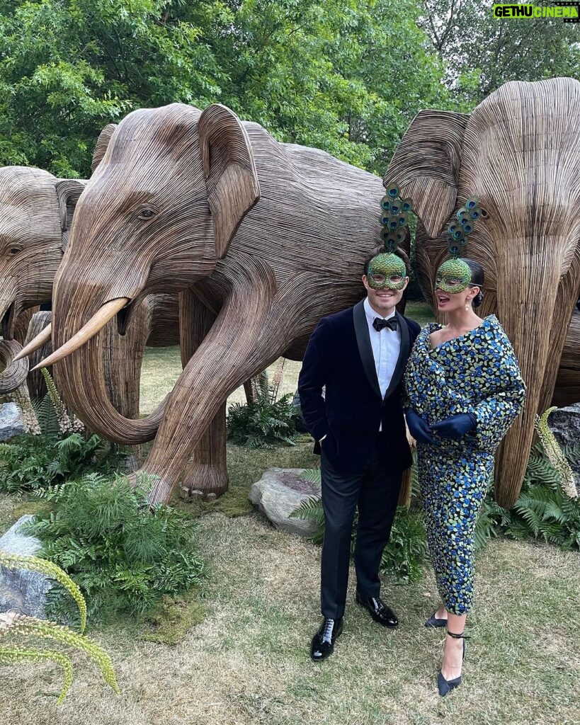 Amy Jackson Instagram - @theanimalball know how to throw a soirée! Marking the 20th anniversary of the incredible @elephantfamily , along with the launch of a new strategic partnership with Wildlife Conservation Trust in India… the Animal Ball was truly a night of joy, positivity and not to mention powerful fundraising! Over two million pounds was raised on the night, all of which goes to enabling the @elephantfamily support some of the best conservationists in Asia; addressing critical challenges faced by people and wildlife living in some of the highest human-wildlife density landscapes in the world. Lady in red, @mrsganesh100 you were outstanding - as always! Listening to you talk on stage about the life changing work the Elephant Family has orchestrated over the past two decades is truly inspiring. You champion the voices of not only the majestic Elly’s but the people who are learning and loving to live alongside Asia’s wildlife - the @coexistence.story campaign showcases that beautifully. To Richard, @al_dlp , @ayeshalalita , the Lucy’s and the entire Elephant Family team… Thankyou for such a spectacular evening in addition to all the day in, day out dedication the charity requires - you guys are the best. Special mention to @richardquinn for THE dress of dreams along with …. for our beautiful Philip Treacy peacock masks (which I would’ve happily worn forever 🦚) Just, wow 🐘💚 Lancaster House