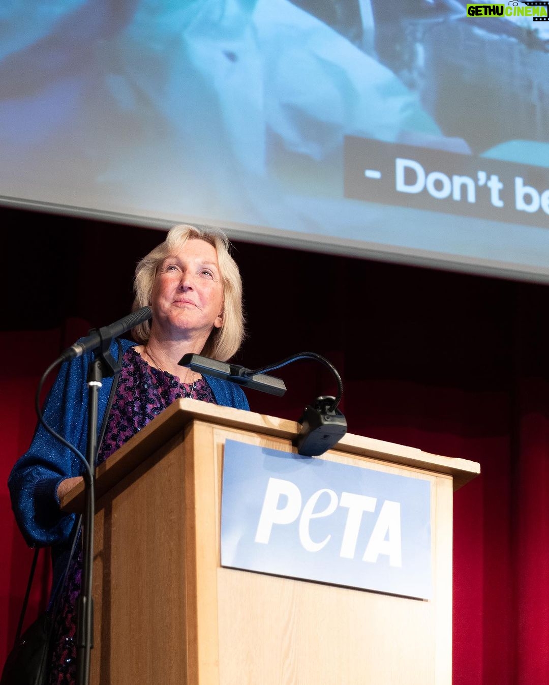 Amy Jackson Instagram - A wonderful weekend with @petauk , their wonderful President Ingrid Newkirk, the force to be reckoned with Poorva Joshipura and the whole PETA team. Thankyou for all that you do for animals across the globe 💚💪🏼 Thanks my fellow 🌱 @tobyshawphoto for the 📸 The Magic Circle