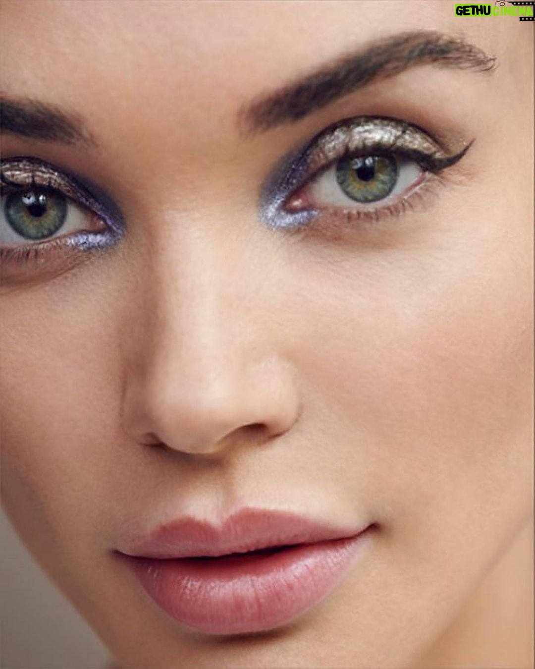 Amy Jackson Instagram - The epitome of Boho Luxe at @rabanne SS24 which translated through to #rabannebeauty - a healthy sunkissed glow with metallic accents 💋 #RabanneMoods Paris, France