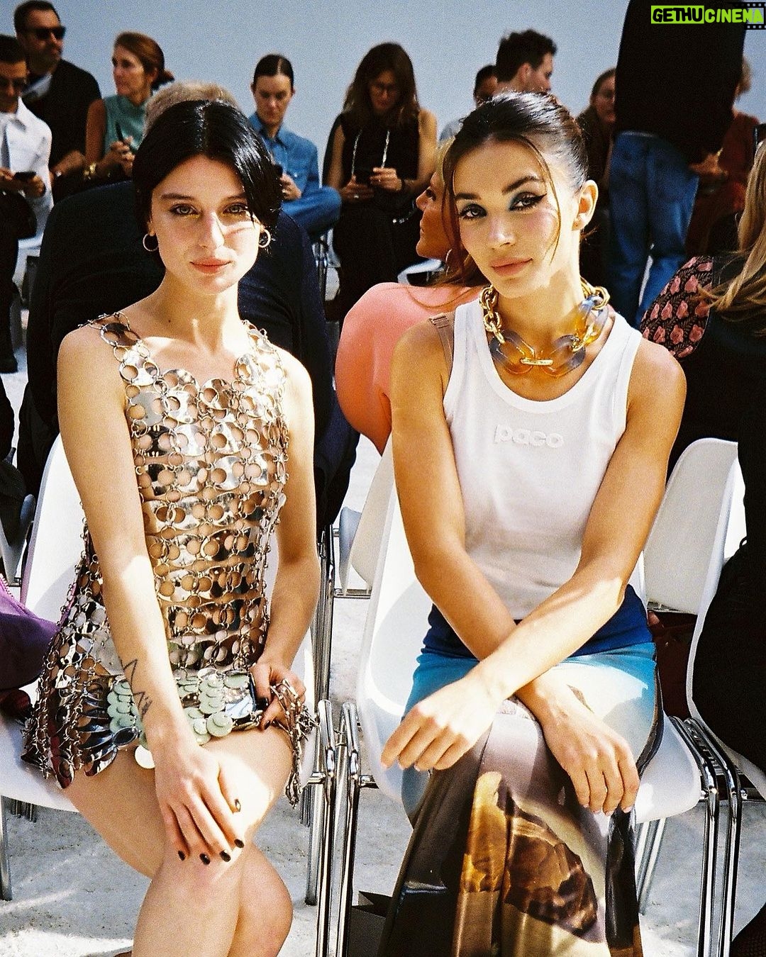 Amy Jackson Instagram - The epitome of Boho Luxe at @rabanne SS24 which translated through to #rabannebeauty - a healthy sunkissed glow with metallic accents 💋 #RabanneMoods Paris, France