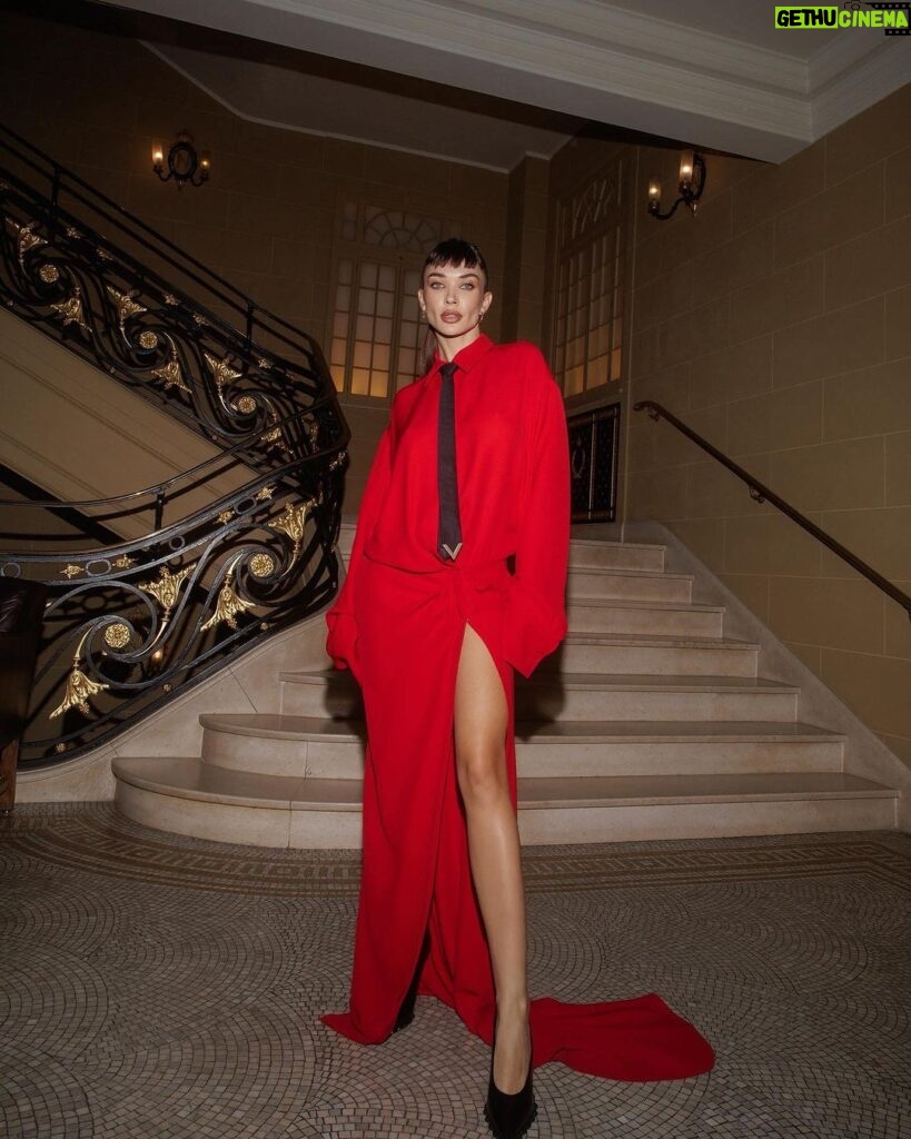 Amy Jackson Instagram - Might’ve been late to the LFW party but we went in&out with a bang. PERFECT magazine party - so much love to @maisonvalentino and my @valentino.beauty fam ❤️‍🔥 The #makeup & #hair GLAMTEAM understood the assignment @thebradylea @andrewdentonmakeup 💪🏼 @rebeccaspencer_photography 📸 @emzsherwood 🫶🏼 always!