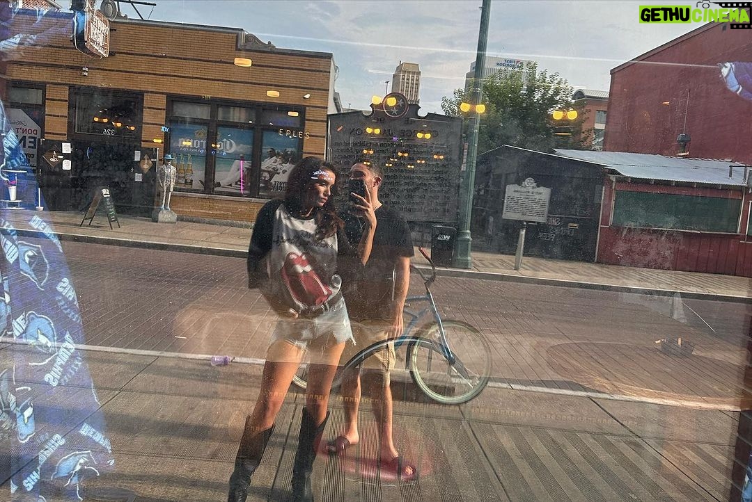 Amy Jackson Instagram - First stop - home of The King {and no vegetables} but a hella lot of rhythm and blues πΆπ€ Memphis, Tennessee
