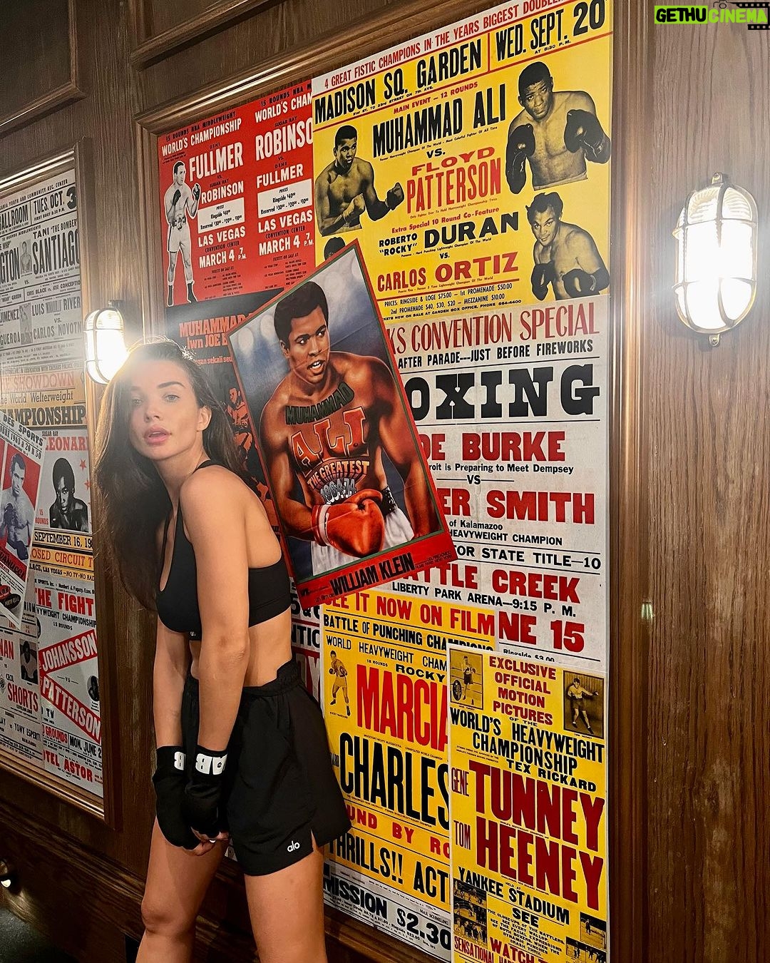 Amy Jackson Instagram - Heading back to Mumbai soon to finish off my upcoming action film … training like a mofooo in the meantime 💪🏼 @aloyoga London, United Kingdom