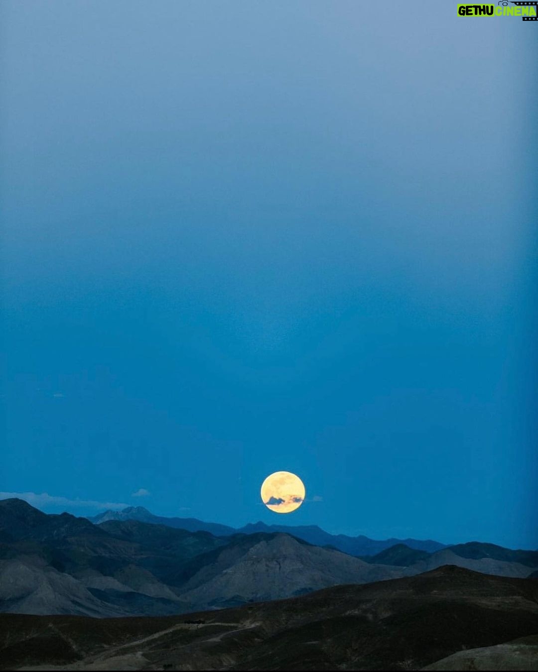 Amy Jackson Instagram - The SuPeR mOOn ENERGY was INTENSE 🌕 we welcomed in the full moon in Capricorn, also known as the Buck Moon last night. Similar to the Buck’s antler cycle in nature, it’s a time for regrowth. Through the words of @risingwoman , it’s time take aligned action in our lives. Who’s feeling it ✨✨✨✨✨✨?!? 🧙🏻♀️ @aloyoga 🤍💫 India