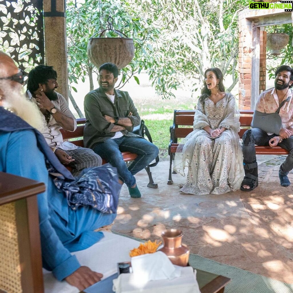 Amy Jackson Instagram - Privileged moment in Coimbatore with @sadhguru - one of the most inspiring visionaries of our time. In between our movie promotions for Mission, we had the opportunity to visit Isha Yoga and meet with the creator himself and learned about his own mission concerning holistic well-being and sustainable causes - all of which is having a hugely positive impact on the world we live in. Whilst spending time with Sadhguru, we discussed all sorts of subjects from raising HAPPY, healthy children, to the world’s future mental health crisis and the importance of creating an environment that fosters wellbeing for ourselves. Mindful eating was a big talking point and having the connection between the food we consume and the health of the soil it comes from - which is currently in a deeply concerning state and why Sadhguru went on a 100 day ‘motorcycle mission’ to save soil! So, thank you Sadhguru your transformative teachings and support for noble initiatives make a profound difference in the world. It was such an honour spending time with you and your volunteers ✨ I can't wait to visit again soon. Also, so much love to @anitadongre for the stunning Salwar I wore for the occasion. Anita continuously promotes traditional crafts and artisans, and advocates for responsible fashion. I love her designs 💘 Swipe to the end for a giggle!!!